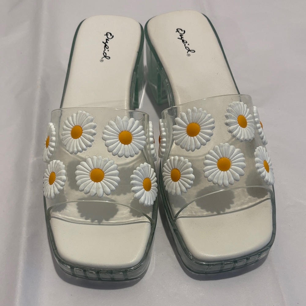 White Daisy Embellished Women's Sandals